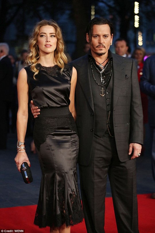 Johnny Depp và vợ trên thảm đỏ quảng bá phim Black Mass