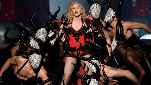 Một tiết mục trình diễn của Madonna trong chuyến lưu diễn “Rebel Heart” Ảnh: Reuters