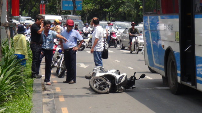 Hiện trường vụ tai nạn. Trong ảnh, tài xế (áo xanh, chỉ tay) đang trình bày nguyên nhân tai nạn với cơ quan chức năng - Ảnh: Hoàng Lộc
