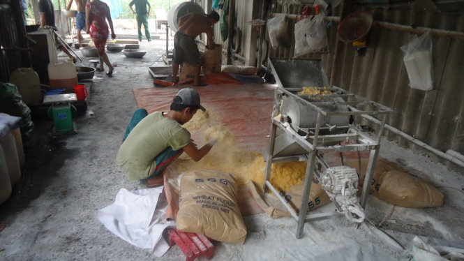 Công nhân đang sản xuất chà bông bẩn - Ảnh Trạm thú y Bình Chánh cung cấp