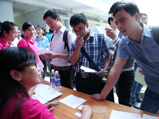 Sinh viên đăng ký việc làm trong ngày hội việc làm ở một trường ĐH tại TP.HCM - Ảnh: Đào Ngọc Thạch