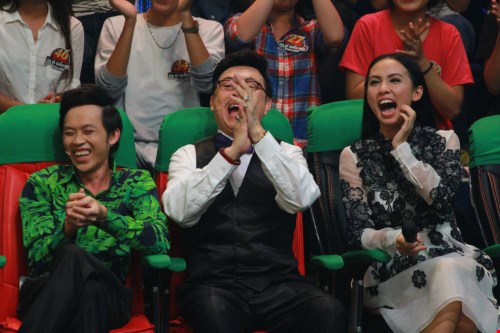 Chí Tài xuất hiện với đàn guitar và đệm cho nghệ sĩ Hoài Linh hát khiến khán giả bật cười.
