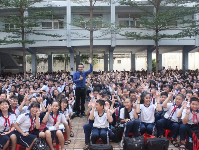 Học sinh Trường THCS Hoàng Lê Kha (Q.6, TP.HCM) hào hứng với giờ sinh hoạt dưới cờ khi được học về những chuyên đề kỹ năng - Ảnh: Tâm An