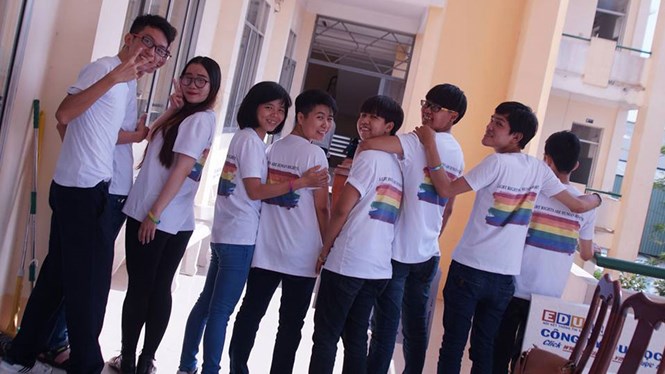 Học sinh Trường THPT Nguyễn Việt Hồng (TP. Cần Thơ) ủng hộ bình đẳng với người LGBT - Ảnh: L.N