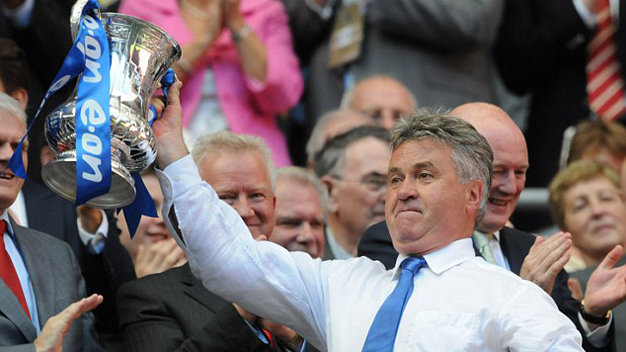 HLV Guus Hiddink và chiếc cúp FA giành được cùng Chelsea vào năm 2009. Ảnh: Daily Mail 