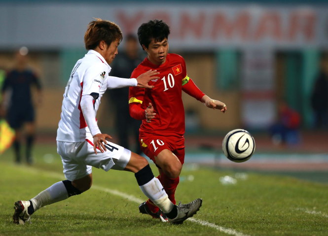 Công Phượng (phải) - một trong những cầu thủ chơi nổi bật nhất của đội U-23 VN trong trận gặp Cerezo Osaka - Ảnh: Nam Khanh