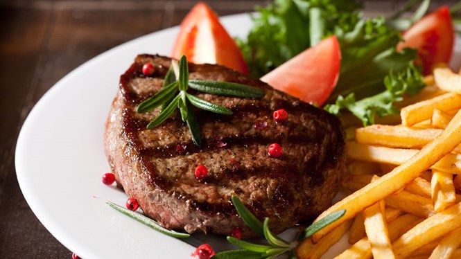 Thịt bò chỉ nên ăn 2-3 lần/tuần - Ảnh: Shutterstock