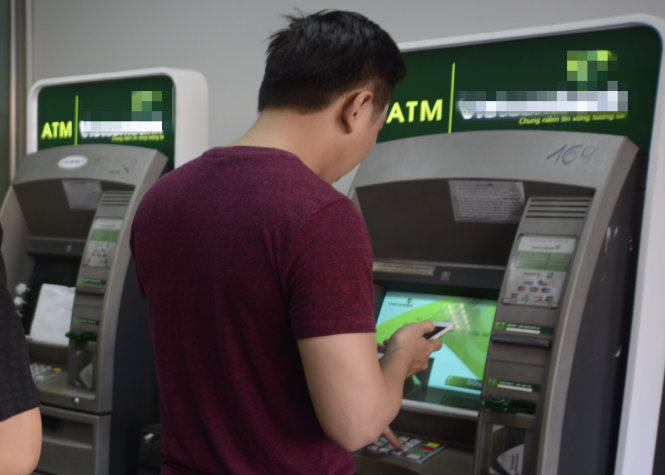 Nhiều người lo ngại bị mất tiền khi giao dịch bằng thẻ ATM - Ảnh minh họa: Duyên Phan