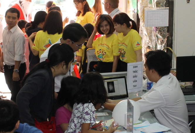 Sinh trắc dấu vân tay tại một trường học trên đường Phan Đăng Lưu, quận Phú Nhuận, TP.HCM sáng 19-12 - Ảnh: Sơn Bình