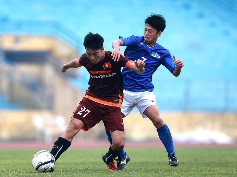 Xuân Trường (27) trong trận đấu với đội JFL Selection (Nhật) - Ảnh: Nam Khánh