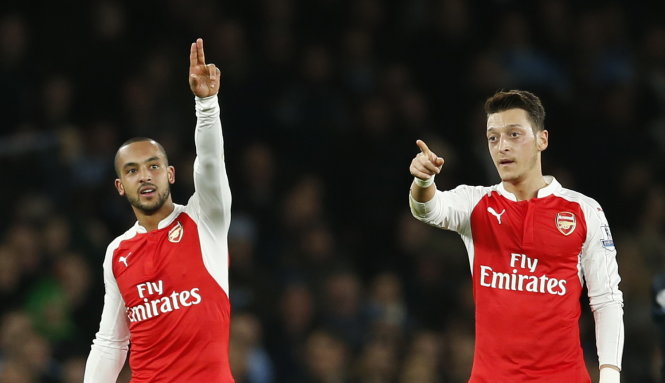 Mesut Oezil (phải) và Theo Walcott đang có phong độ cao. Ảnh: Reuters