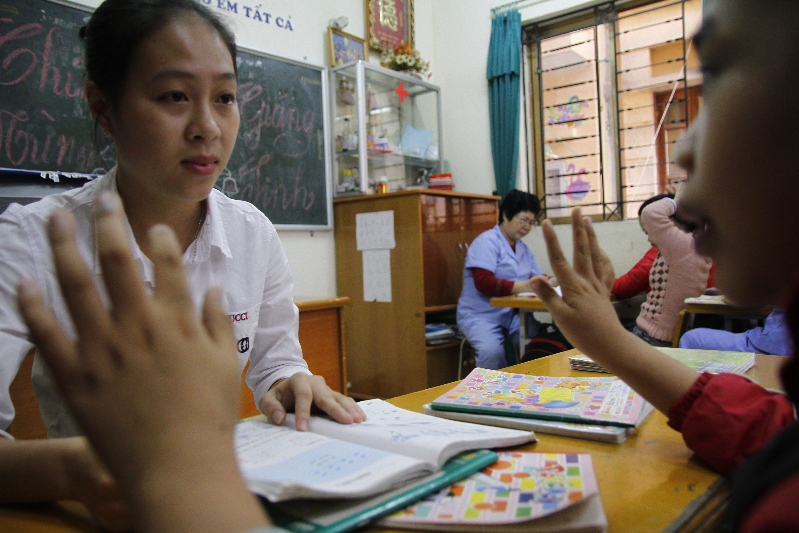 Tại Trung tâm giáo dục Hi Vọng (Hà Nội) thông thường mỗi trẻ sẽ được 1-2 cô kèm trực tiếp và được dạy lặp đi lặp lại nhiều lần để giúp trẻ tập trung - Ảnh: Nam Trần