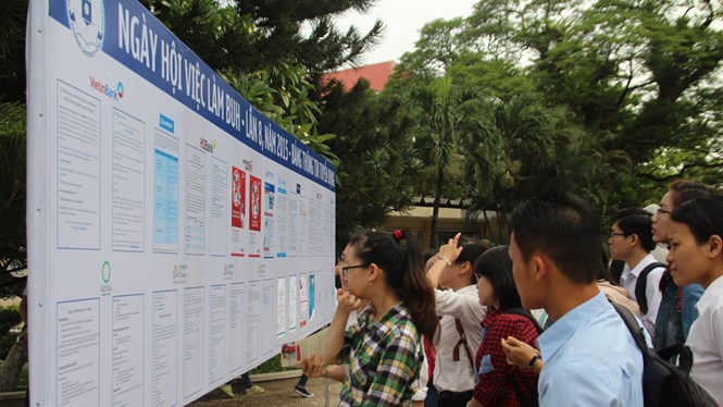Sinh viên một trường ĐH ở TP.HCM xem thông tin tại Ngày hội việc làm - Ảnh: Đăng Nguyên