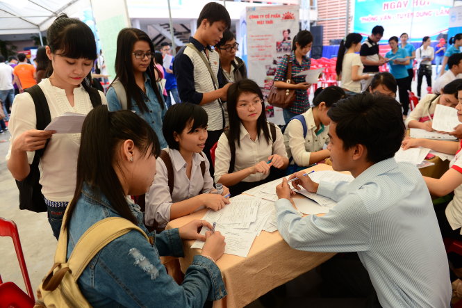 Sinh viên tìm kiếm cơ hội việc làm tại ngày hội “Phỏng vấn - tuyển dụng” lần 10 tại Nhà văn hóa Thanh niên, Q.1, TP.HCM - Ảnh: Quang Định