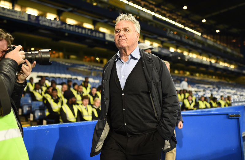 CĐV Chelsea háo hức chờ đón HLV Guus Hiddink - Ảnh: Reuters