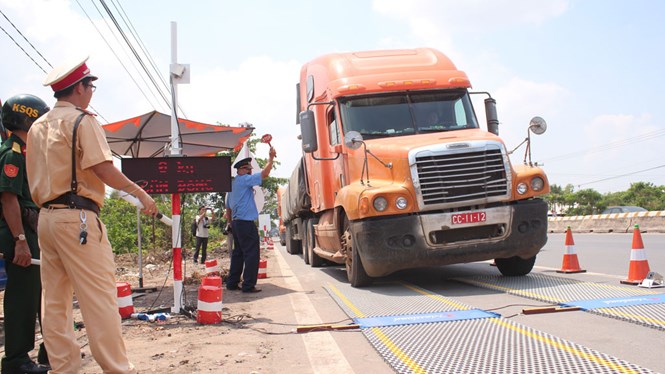 Lực lượng CSGT, TTGT Đồng Nai đang kiểm tra xe quá tải.