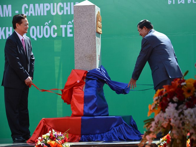 Hai thủ tướng của Việt Nam – Campuchia cùng dự lễ khánh thành cột mốc số 30 - Ảnh: Trần Hiếu