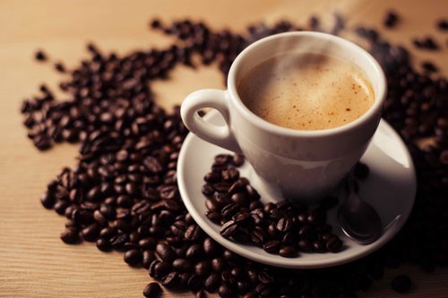 Người cao huyết áp nên hạn chế uống cà phê - Ảnh: Shutterstock
