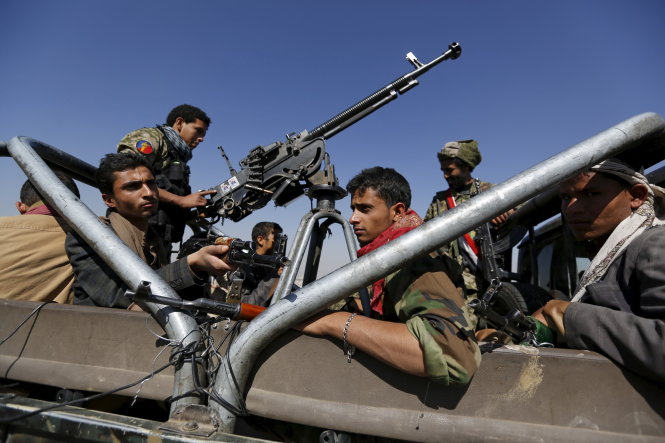 Quân nổi dậy Houthi tuần tra ở thủ đô Yemen - Ảnh: Reuters