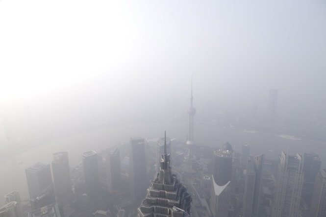 Thành phố Thượng Hải chìm trong sương mù ô nhiễm vì khí thải - Ảnh: Reuters