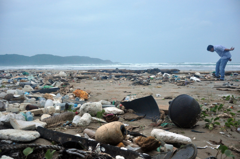 Rác thải trên bãi Dong, Côn Đảo (ảnh chụp chiều 19-12) - Ảnh: Đông Hà