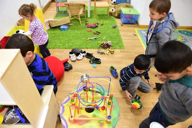 Trẻ em chơi đùa tại một trung tâm chăm sóc ban ngày ở cơ sở Georg Kriedte Haus dành cho người nhập cư ở Berlin - Ảnh: AFP