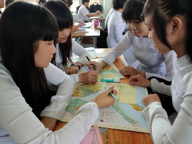 Học sinh đang phải học SGK môn địa lý với quá nhiều dữ liệu lạc hậu - Ảnh: Đào Ngọc Thạch