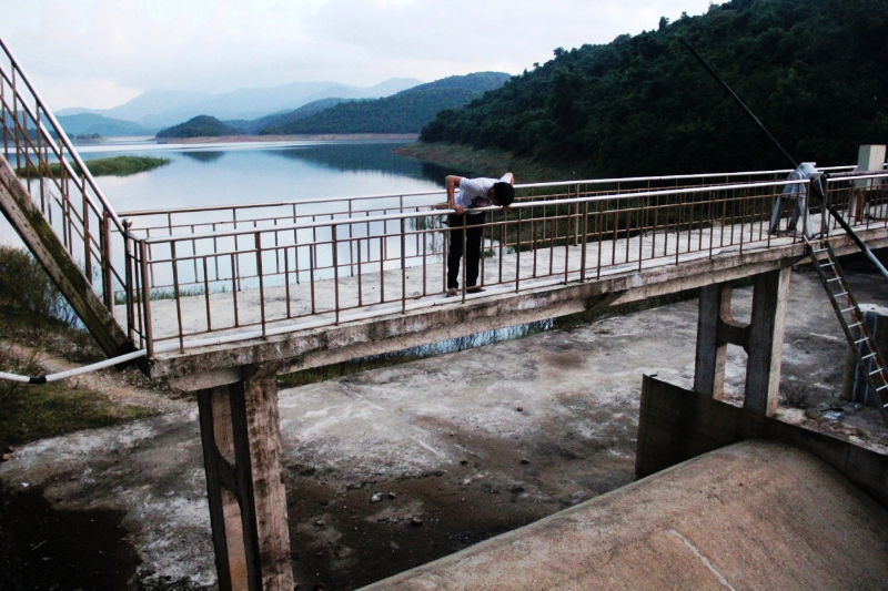 Mọi năm vào tháng 12, nước hồ Liệt Sơn (Quảng Ngãi) đã xả qua đập tràn, năm nay nước thấp hơn đập tràn đến 6m - Ảnh: T.Mai