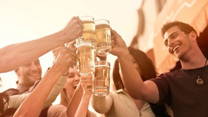 Tránh uống rượu khi bụng đói là cách ngừa chứng nôn nao do say - Ảnh: Shutterstock