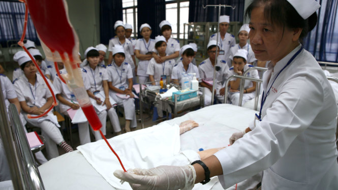 Sinh viên ngành điều dưỡng một trường ĐH trong giờ thực hành chăm sóc bệnh nhân mô phỏng. Đây là một trong tám ngành nghề được tự do dịch chuyển trong khối ASEAN - Ảnh: Như Hùng