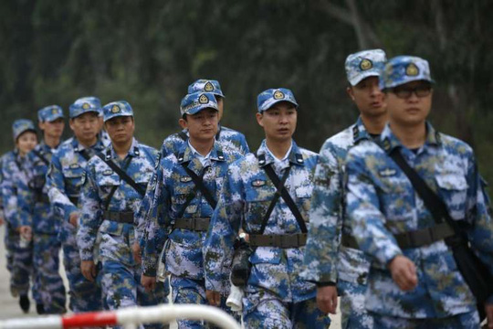 Các sĩ quan Quân đội Giải phóng Nhân dân Trung Quốc ở Thâm Quyến, Quảng Đông hôm 21-12-2015. Ảnh: Reuters