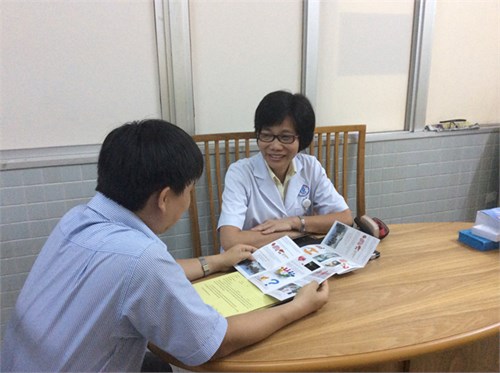 BS Dư Thị Ngọc Thu tư vấn hiến tạng tại bệnh viện Chợ Rẫy - Ảnh: CTV