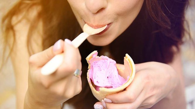 Phụ nữ nên giảm ăn đường để ngừa ung thư vú - Ảnh: Shutterstock