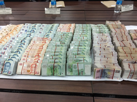 Cảnh sát thu hồi được số tiền mặt là 433.000 SGD. Ảnh: CNA