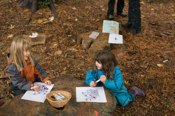 Trẻ học tô màu trên chiếc bàn bằng đá đặc biệt trong rừng - Ảnh: NY Times