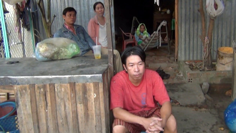 Gia đình anh Trương Thanh Phong đang phải tá túc nhà hàng xóm - Ảnh: Ngọc Tài