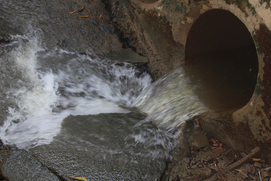 Một cống xả đang ngày đêm đổ nước thải ra sông Đồng Nai ở TP Biên Hòa Ảnh: XUÂN HOÀNG