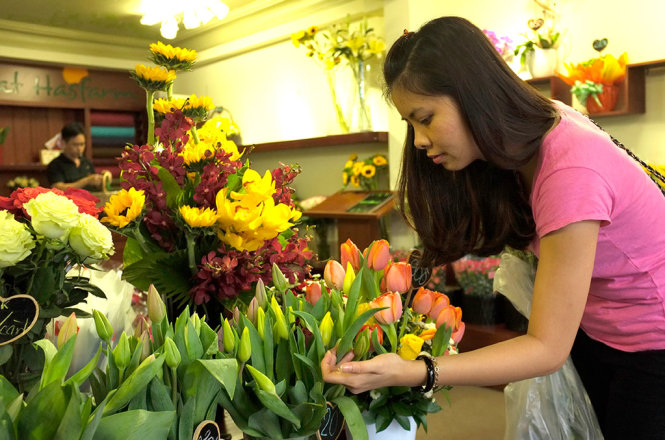 Chọn mua hoa tulip tại một cửa hàng của Dalat Hasfarm ở quận 3, TP.HCM - Ảnh: Hoài Linh