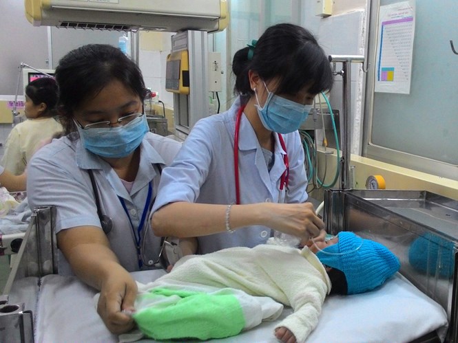 Một trẻ sơ sinh đang được các y tế chăm sóc tại bệnh viện - Ảnh minh họa