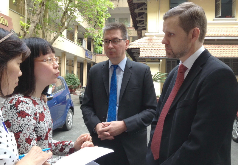 Đại sứ Phần Lan tại Việt Nam, ông Similä Ilkka (trái), và ông Pasi Kaskinen - phó giám đốc điều hành Liên minh ĐH Phần Lan - trả lời phỏng vấn. Ảnh: Minh Giảng