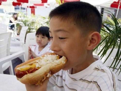 Ăn quá nhiều thức ăn nhanh có thể bị rối loạn hoóc môn - ảnh 1