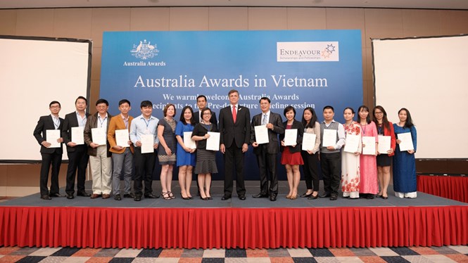 Đại sứ Úc tại Việt Nam Hugh Borrowman và một số học viên được nhận học bổng Endeavour vào năm 2015- Ảnh: Đại sứ quán Úc cung cấp