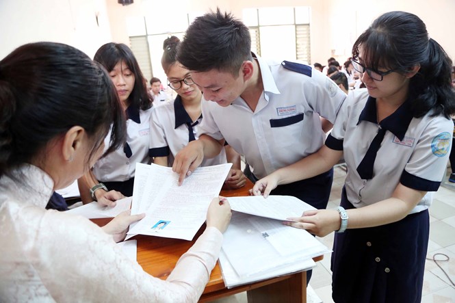 Học sinh nộp hồ sơ đăng ký dự thi ở một trường THPT tại TP.HCM - Ảnh: Đào Ngọc Thạch