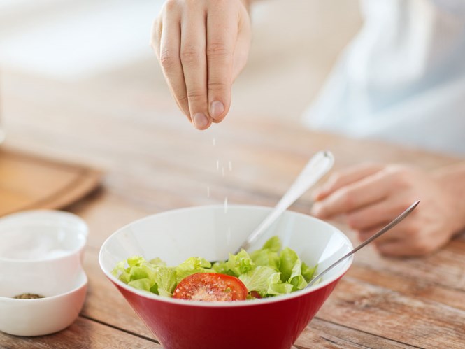 Tránh thói quen rắc muối lên rau xà lách  /// Ảnh: Shutterstock