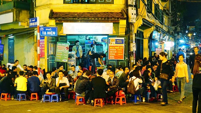 Du khách đến Hà Nội rất thích nhậu đêm ở phố cổ  /// Ảnh Ngọc Thắng