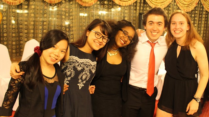 Hoàng Dạ Thi (thứ 2 từ trái sang) cùng bạn bè quốc tế  /// Ảnh: NVCC