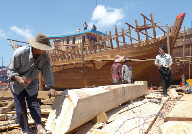Đóng mới tàu cá vỏ gỗ ở Xí nghiệp đóng tàu Tam Quan. /// ẢNH: HOÀNG TRỌNG