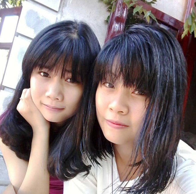 Nguyễn Thị Kim Ngân (bên phải) cùng em gái