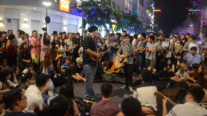Bữa tiệc guitar ấn tượng tại phố đi bộ Nguyễn Huệ (TP.HCM) /// Ảnh: N.V