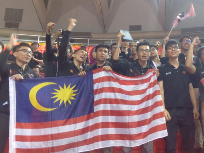 Khán giả Malaysia ăn mừng chiến thắng /// Ảnh: Xuân Phương 